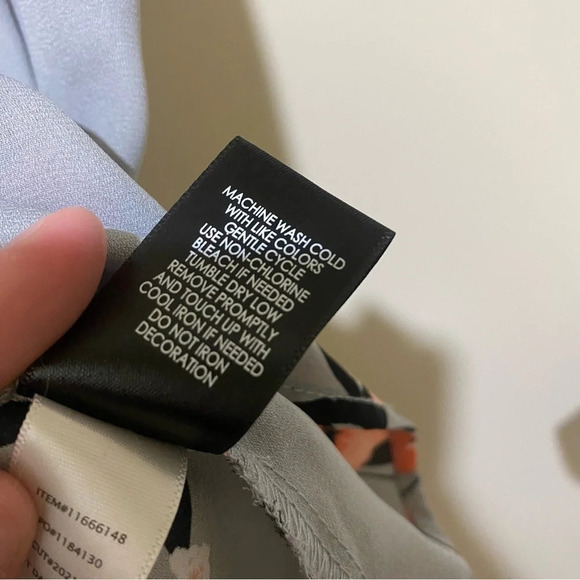 Womens Torrid Grey Casual Eyelet Short Sleeve Floral V-Neck Blouse Shirt size 1X - Picture 16 of 16